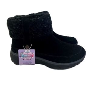NWT Skechers - Memory Foam Boot - Water Repellent - Women's Size 7 (Free Gift!)